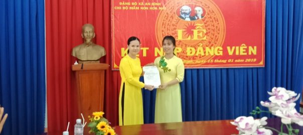Đồng chí Trần Thị Phương – Bí thư chi bộ trao quyết định cho đồng chí Đặng Thị Nguyệt